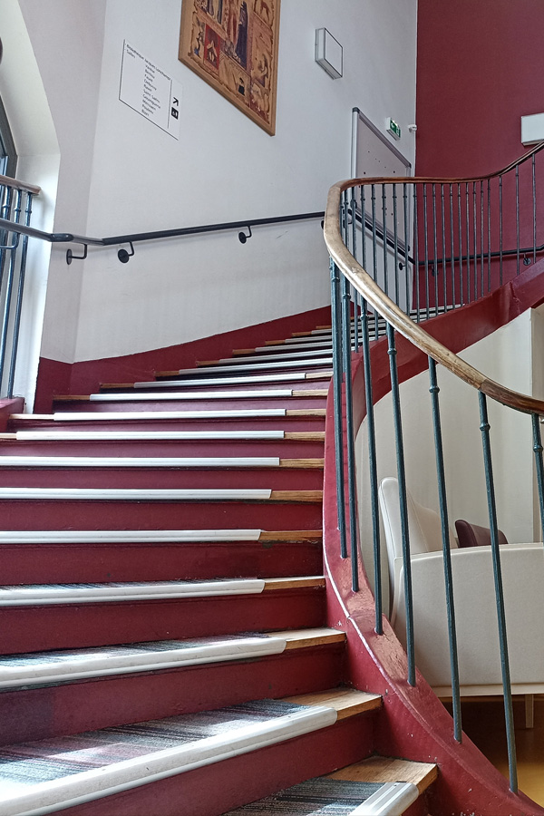 Photo du grand escalier dans le hall du conservatoire de Meudon
